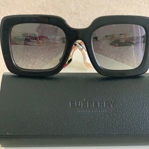 Burberry Gorgeous Chic Sunglasses😎